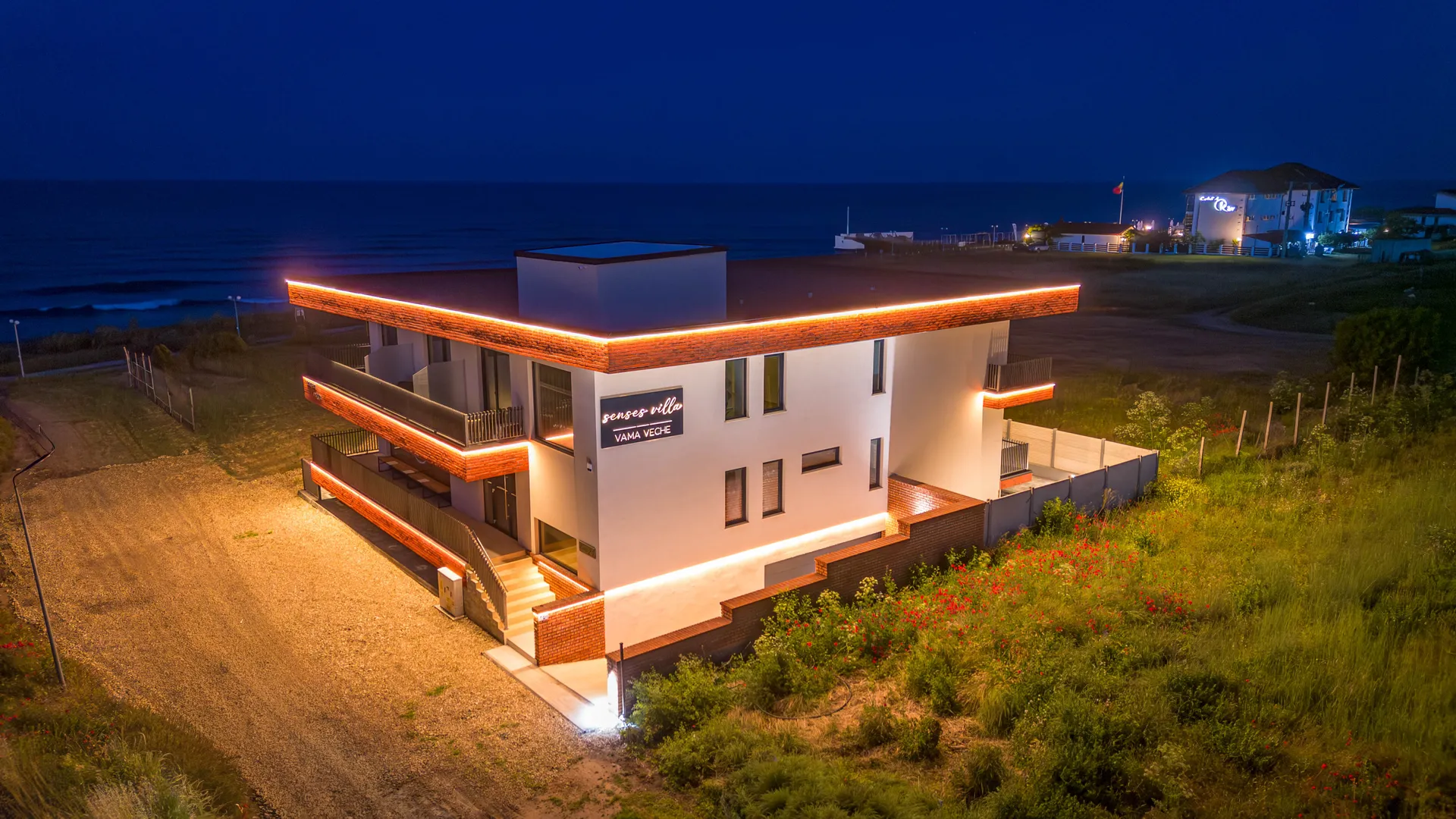 Senses Villa noaptea, vedere din dronă — vila iluminată pe faleza Mării Negre